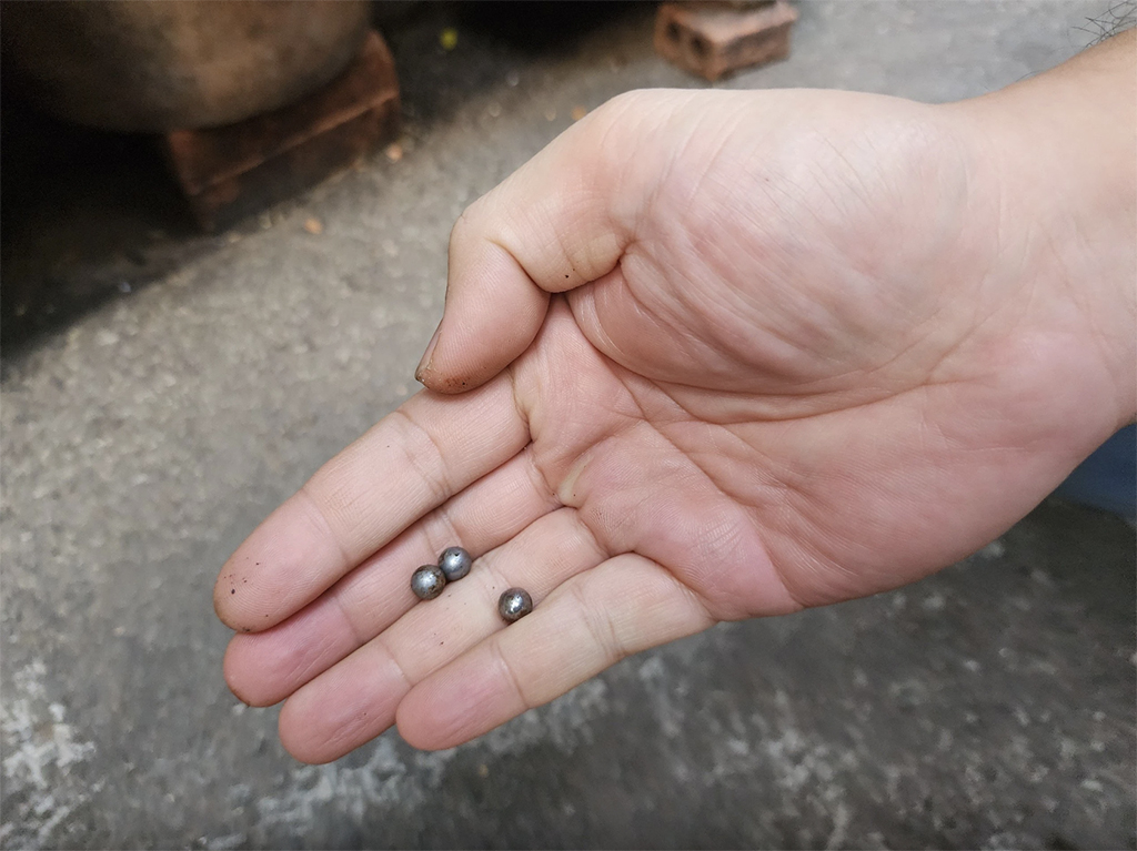 Lo ngại việc nhiều nhà dân ở TP.HCM bị trúng bi sắt- Ảnh 2.