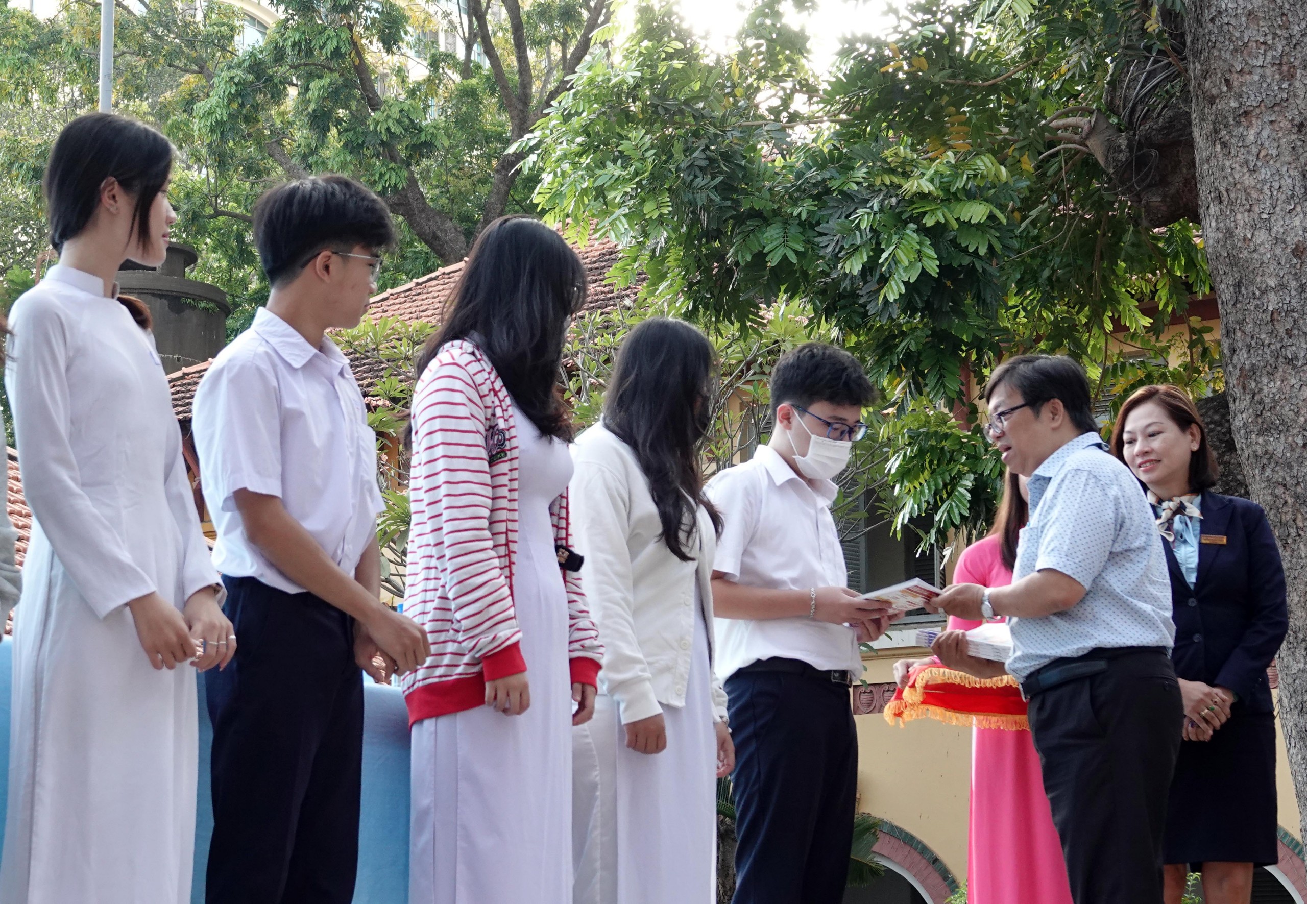 Tư vấn mùa thi ở ngôi trường 106 tuổi tại TP.HCM- Ảnh 4. Tư vấn mùa thi ở ngôi trường 106 tuổi tại TP.HCM- Ảnh 4.