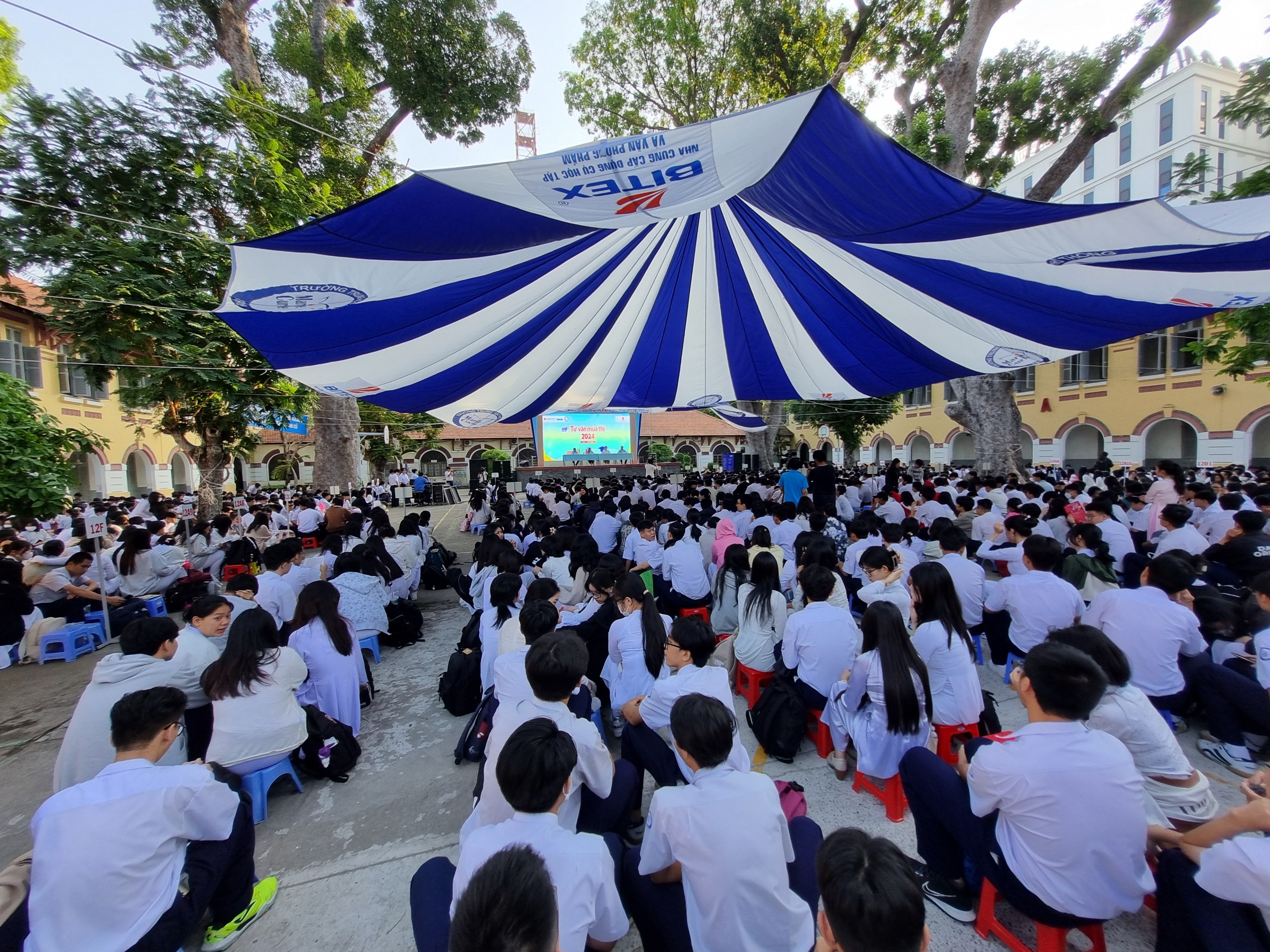 Tư vấn mùa thi ở ngôi trường 106 tuổi tại TP.HCM- Ảnh 3. Tư vấn mùa thi ở ngôi trường 106 tuổi tại TP.HCM- Ảnh 3.