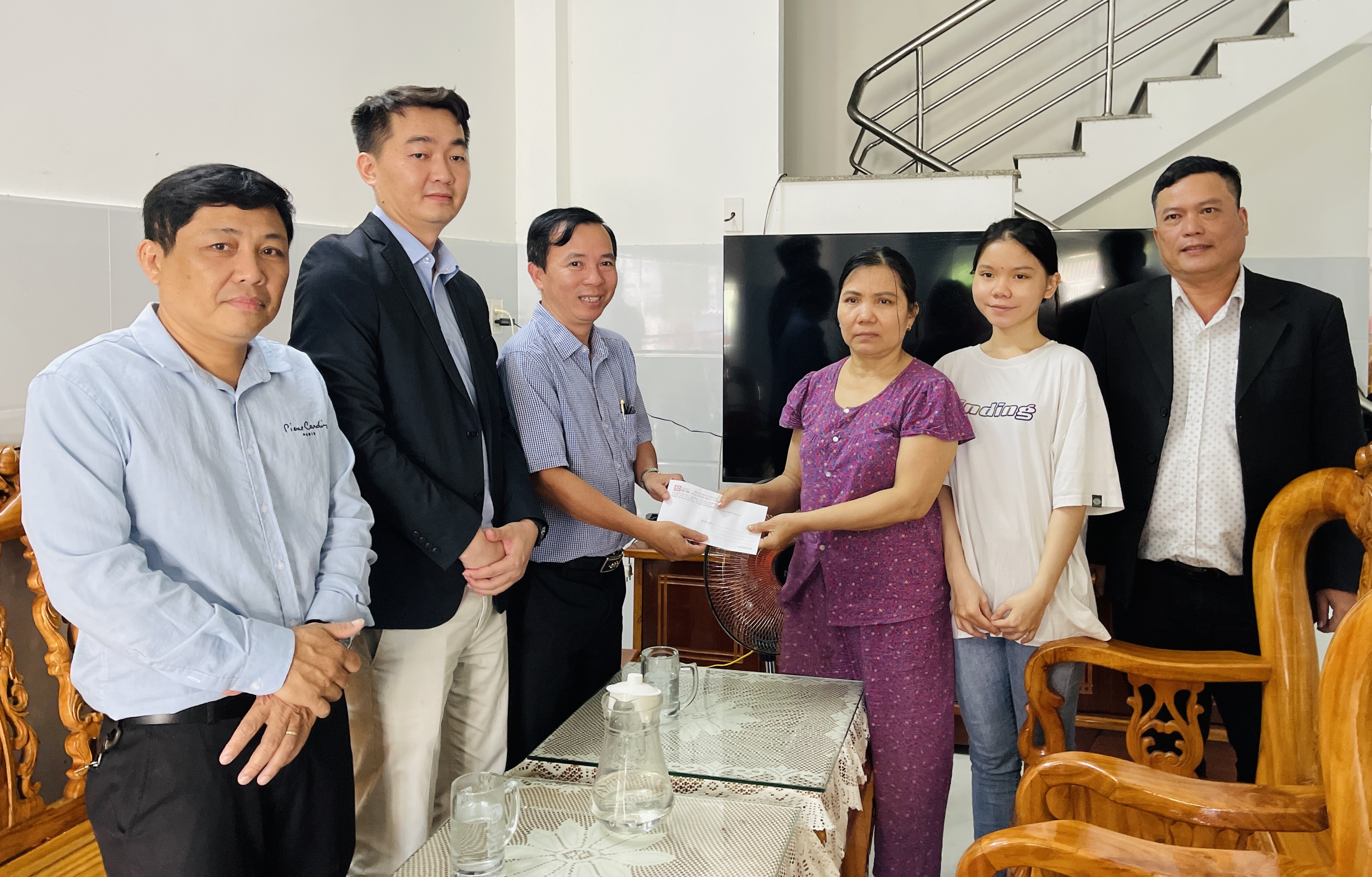 Tặng học bổng toàn phần cho con gái cựu binh Gạc Ma Dương Văn Dũng- Ảnh 2. Tặng học bổng toàn phần cho con gái cựu binh Gạc Ma Dương Văn Dũng- Ảnh 2.