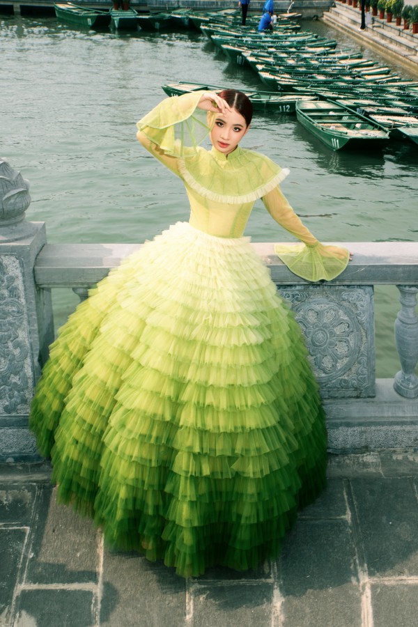 Mẫu nhí Bảo Hà diện áo dài cảm hứng tranh Đông Hồ