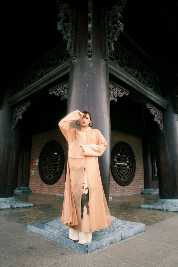 Mẫu nhí Bảo Hà diện áo dài cảm hứng tranh Đông Hồ