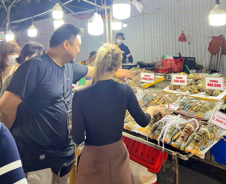 Thiên đường ẩm thực đường phố ở chợ đêm Sơn Trà