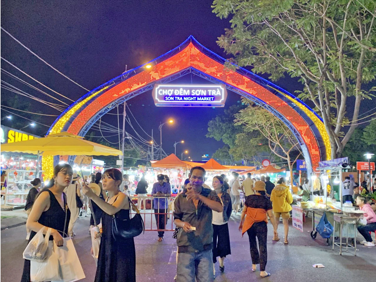 Thiên đường ẩm thực đường phố ở chợ đêm Sơn Trà