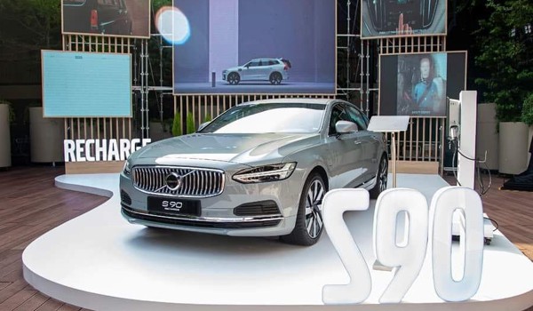 Thuế giảm, xe sang, siêu sang, siêu xe từ châu Âu dồn dập đổ về Việt Nam