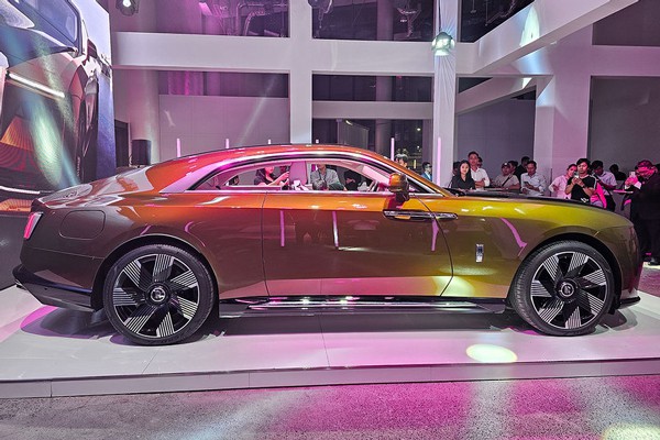 Thuế giảm, xe sang, siêu sang, siêu xe từ châu Âu dồn dập đổ về Việt Nam