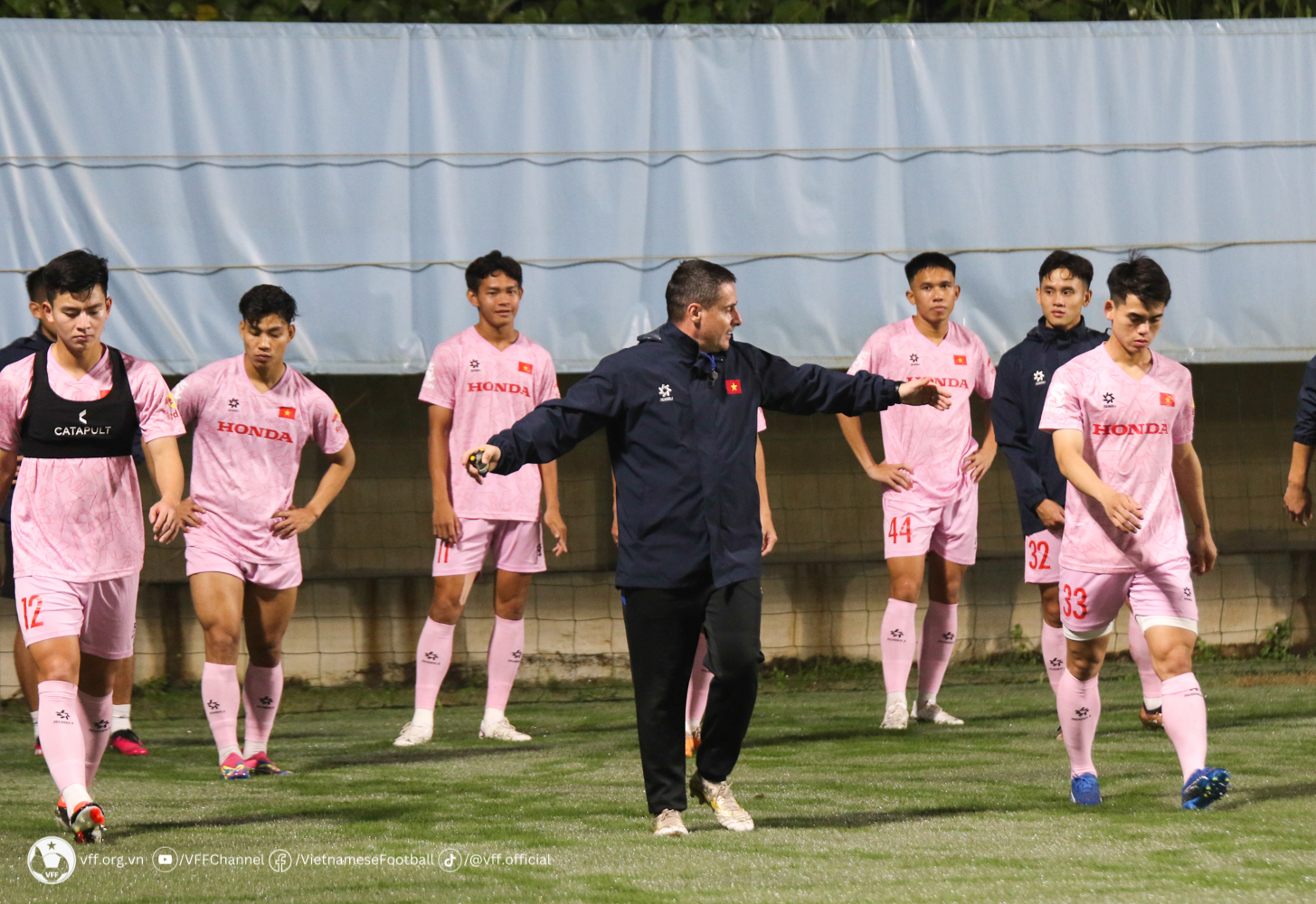 Tuyển Việt Nam tập trung đủ quân số, tích cực tập luyện cho cuộc đọ sức với Indonesia