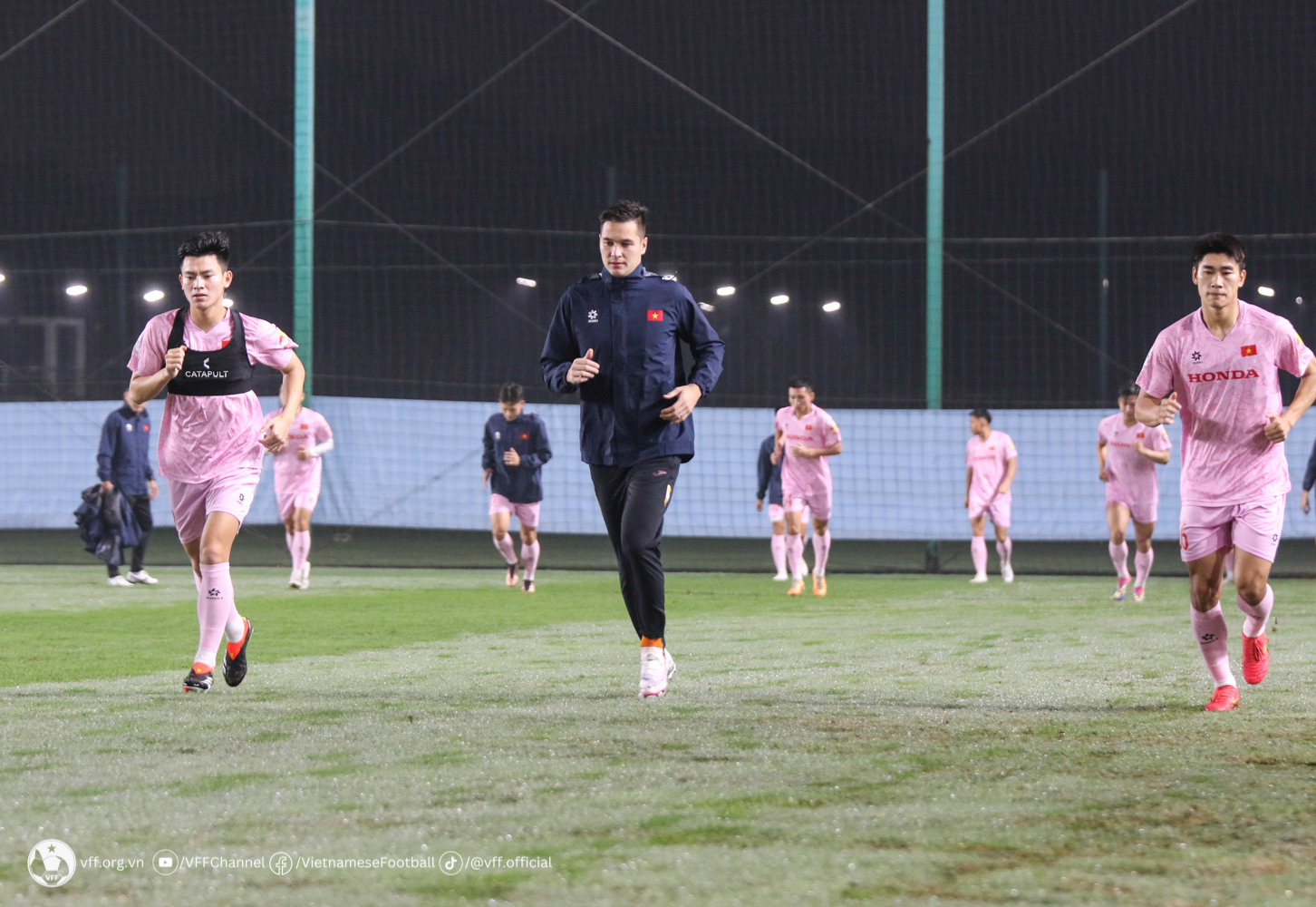 Tuyển Việt Nam tập trung đủ quân số, tích cực tập luyện cho cuộc đọ sức với Indonesia