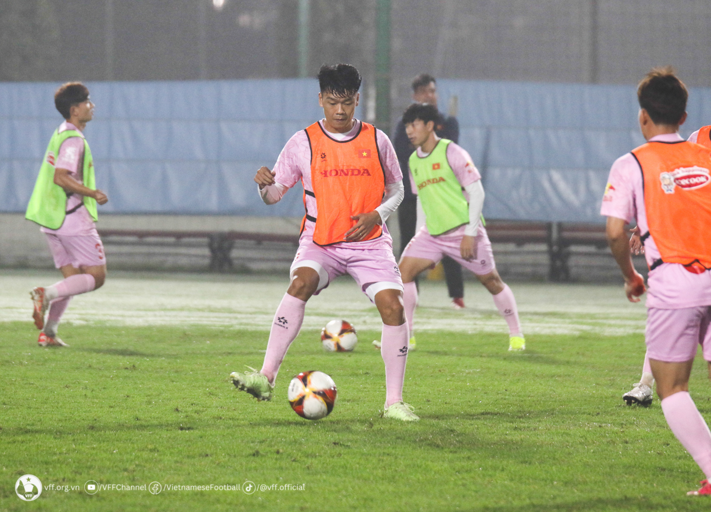 Tuyển Việt Nam tập trung đủ quân số, tích cực tập luyện cho cuộc đọ sức với Indonesia