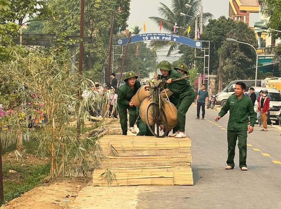 Sôi nổi thi đấu đẩy xe đạp thồ, tải đạn trong dịp lễ hội Hoa Ban năm 2024 Sôi nổi thi đấu đẩy xe đạp thồ, tải đạn trong dịp lễ hội Hoa Ban năm 2024