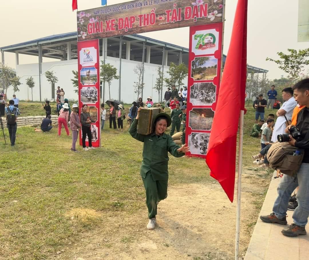 Sôi nổi thi đấu đẩy xe đạp thồ, tải đạn trong dịp lễ hội Hoa Ban năm 2024 Sôi nổi thi đấu đẩy xe đạp thồ, tải đạn trong dịp lễ hội Hoa Ban năm 2024