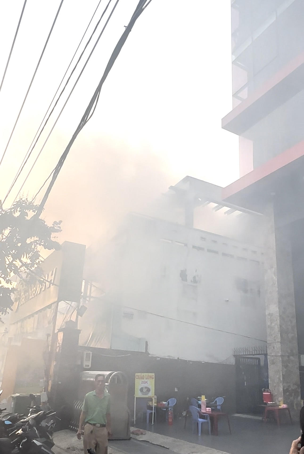 TP.HCM: Cháy cửa hàng Bách Hóa Xanh ở Q.7- Ảnh 2. TP.HCM: Cháy cửa hàng Bách Hóa Xanh ở Q.7- Ảnh 2.
