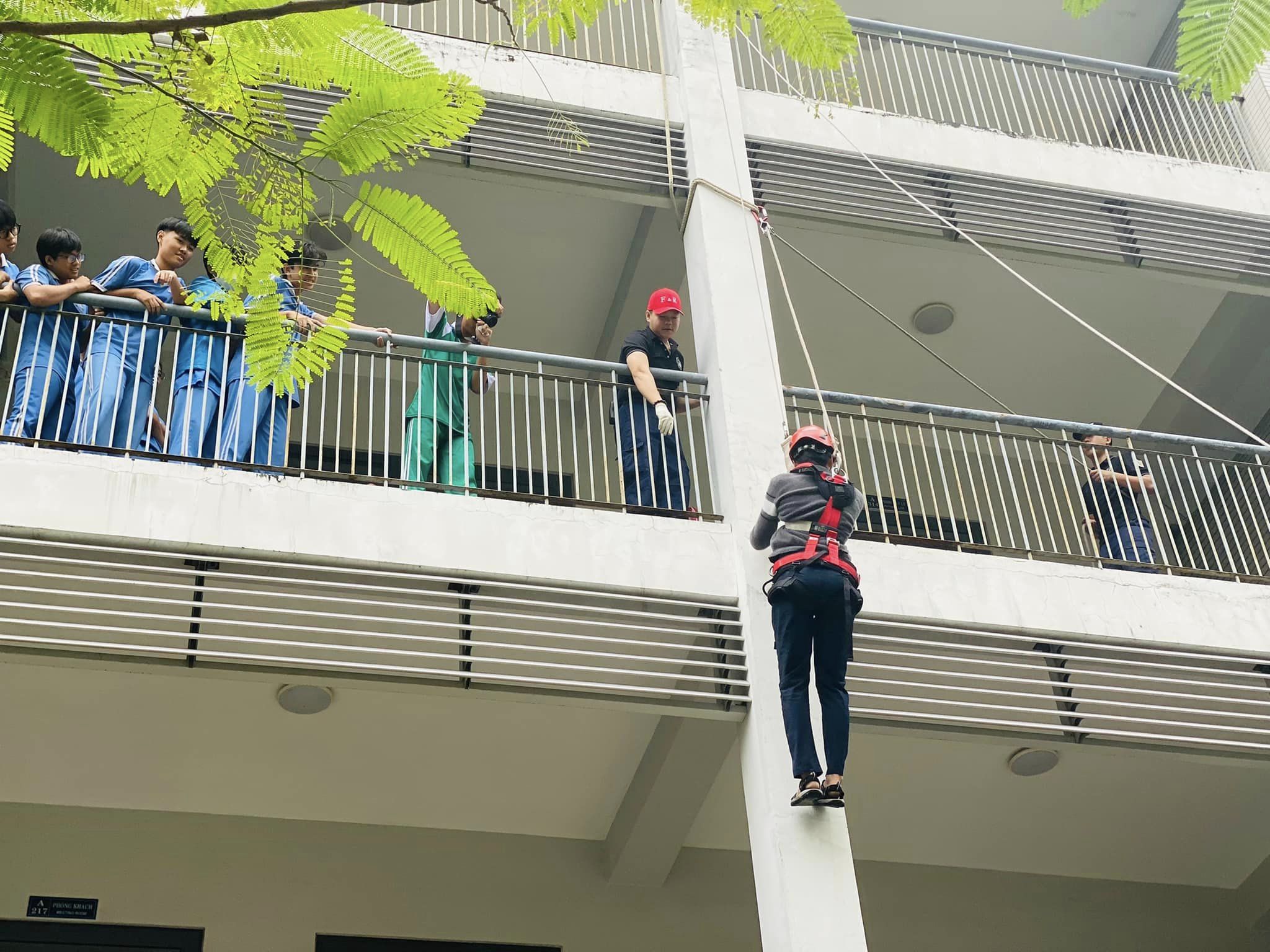 Cảnh sát đến trường dạy học sinh dập lửa, thoát nạn trong hỏa hoạn- Ảnh 3. Cảnh sát đến trường dạy học sinh dập lửa, thoát nạn trong hỏa hoạn- Ảnh 3.