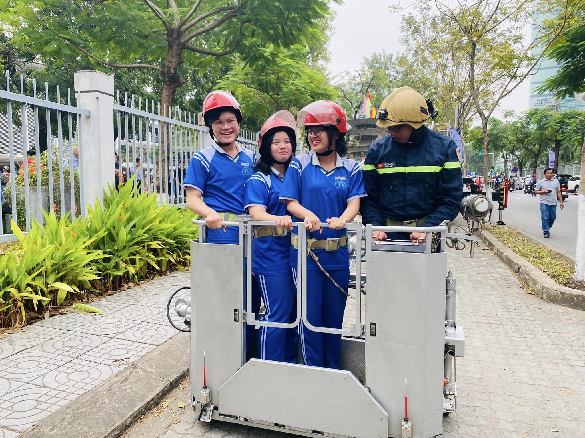 Cảnh sát đến trường dạy học sinh dập lửa, thoát nạn trong hỏa hoạn- Ảnh 4. Cảnh sát đến trường dạy học sinh dập lửa, thoát nạn trong hỏa hoạn- Ảnh 4.