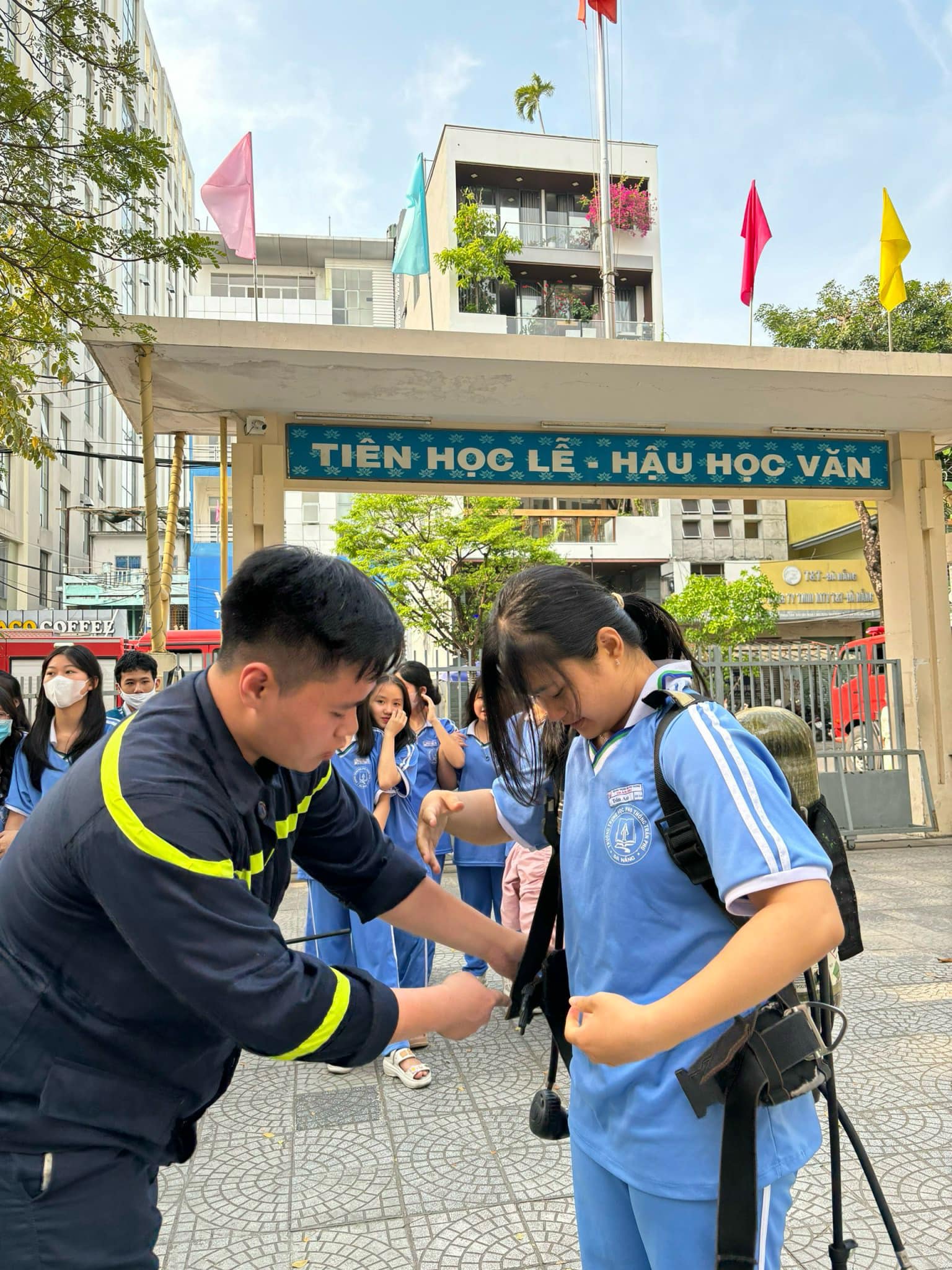 Cảnh sát đến trường dạy học sinh dập lửa, thoát nạn trong hỏa hoạn- Ảnh 5. Cảnh sát đến trường dạy học sinh dập lửa, thoát nạn trong hỏa hoạn- Ảnh 5.