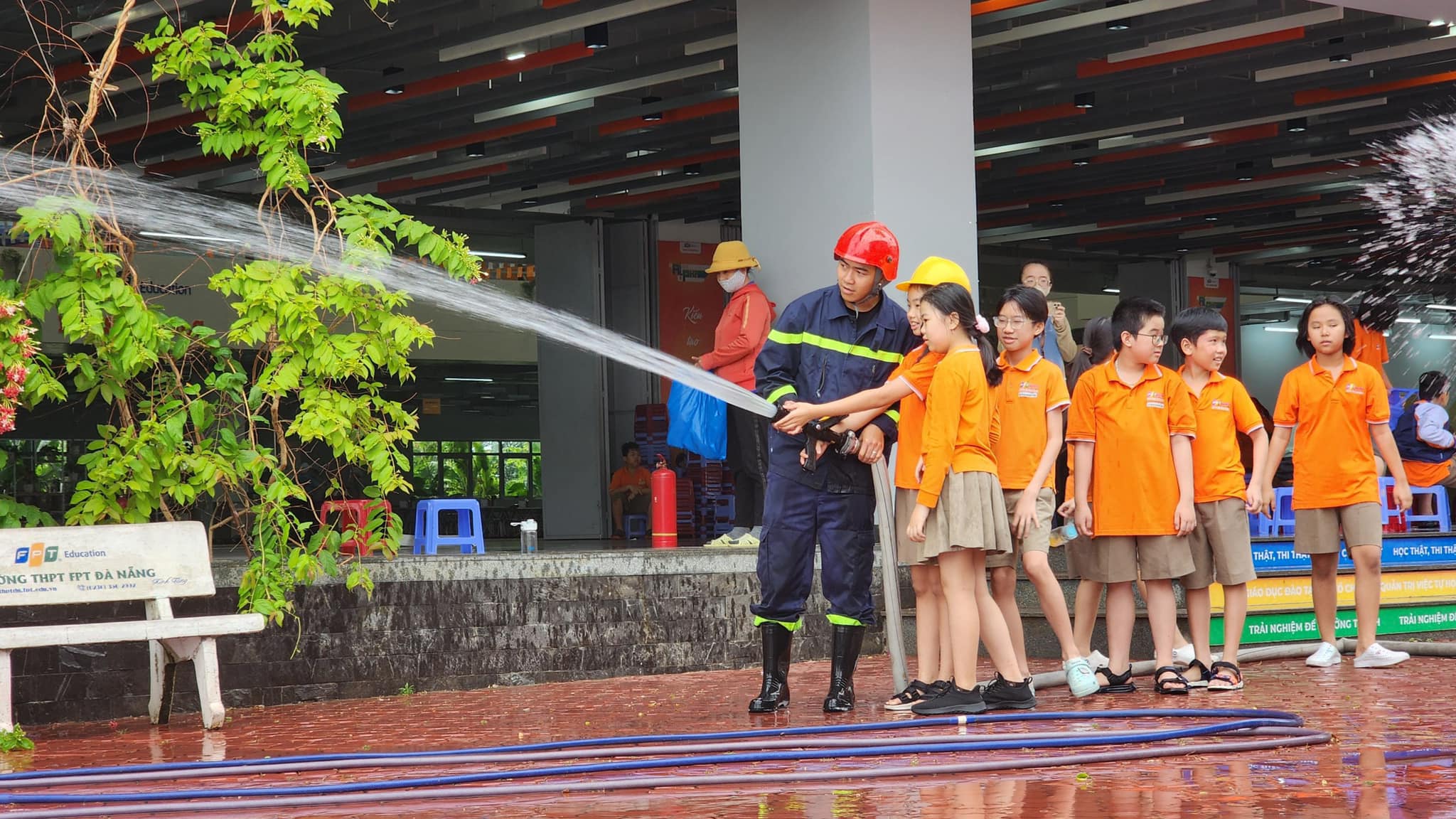 Cảnh sát đến trường dạy học sinh dập lửa, thoát nạn trong hỏa hoạn- Ảnh 6. Cảnh sát đến trường dạy học sinh dập lửa, thoát nạn trong hỏa hoạn- Ảnh 6.