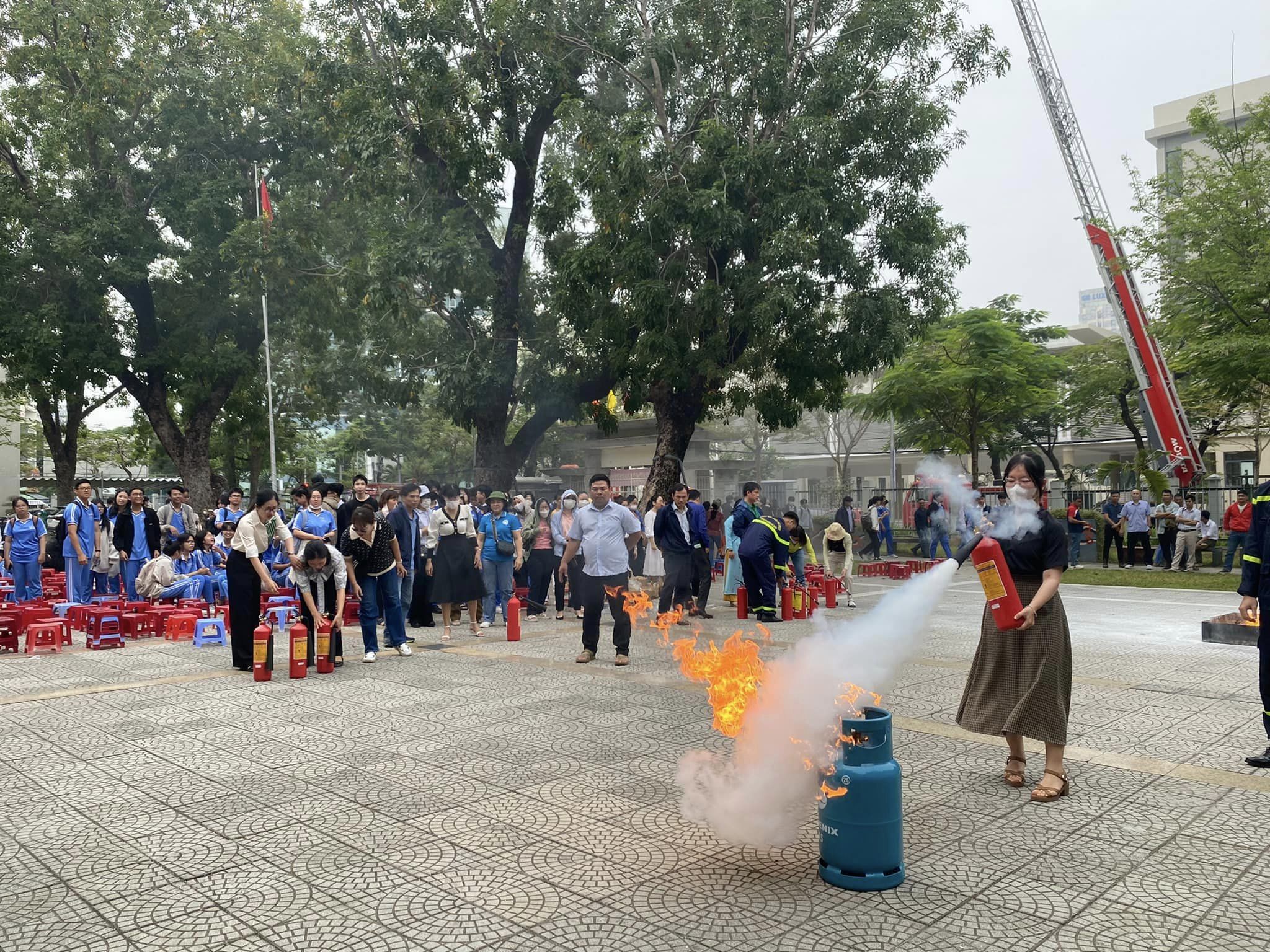 Cảnh sát đến trường dạy học sinh dập lửa, thoát nạn trong hỏa hoạn- Ảnh 7. Cảnh sát đến trường dạy học sinh dập lửa, thoát nạn trong hỏa hoạn- Ảnh 7.