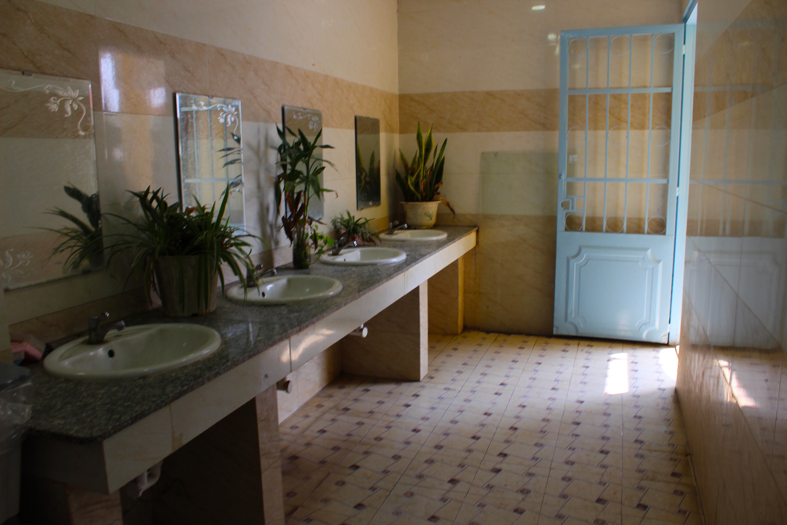 Giúp học sinh không 'né' nhà vệ sinh trường học- Ảnh 2.