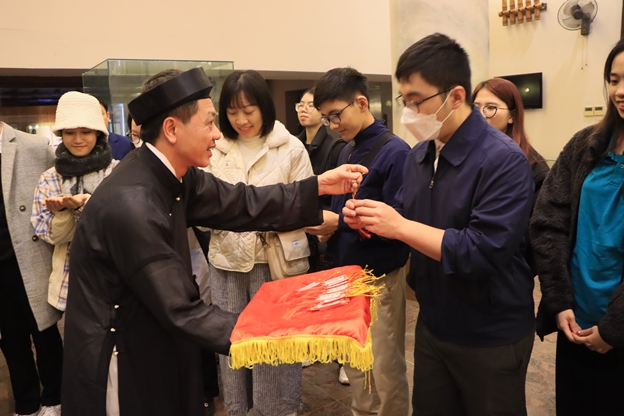 Tour du lịch văn học “chữ Tâm, chữ Tài” thu hút du khách Thủ đô Tour du lịch văn học “chữ Tâm, chữ Tài” thu hút du khách Thủ đô