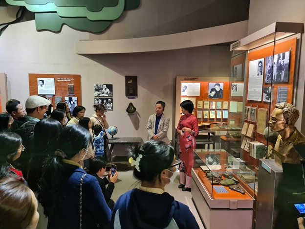 Tour du lịch văn học “chữ Tâm, chữ Tài” thu hút du khách Thủ đô Tour du lịch văn học “chữ Tâm, chữ Tài” thu hút du khách Thủ đô