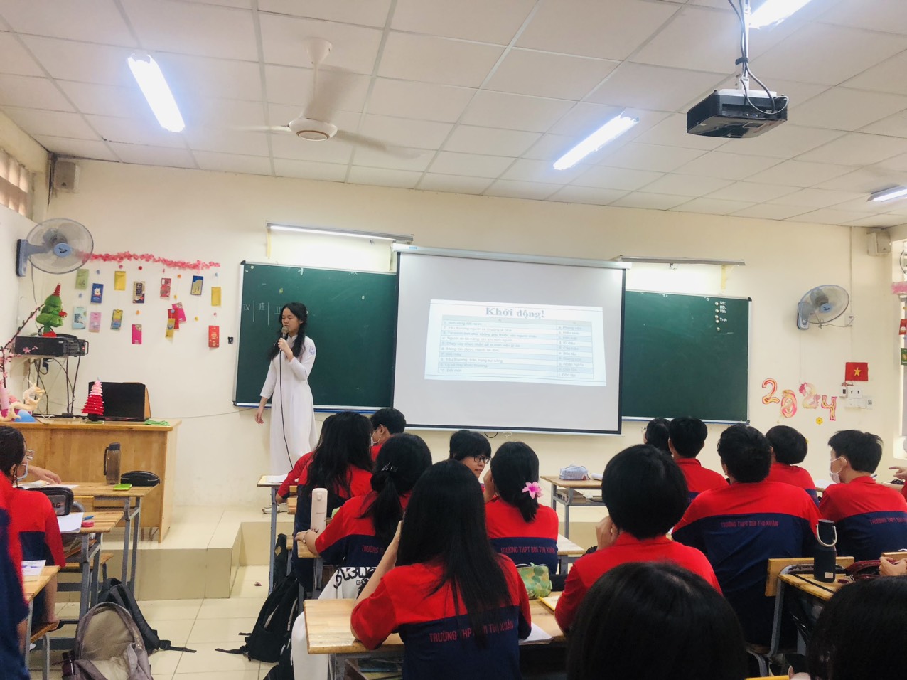 Một cách hướng nghiệp mới: Cho học sinh tập làm giáo viên- Ảnh 2. Một cách hướng nghiệp mới: Cho học sinh tập làm giáo viên- Ảnh 2.