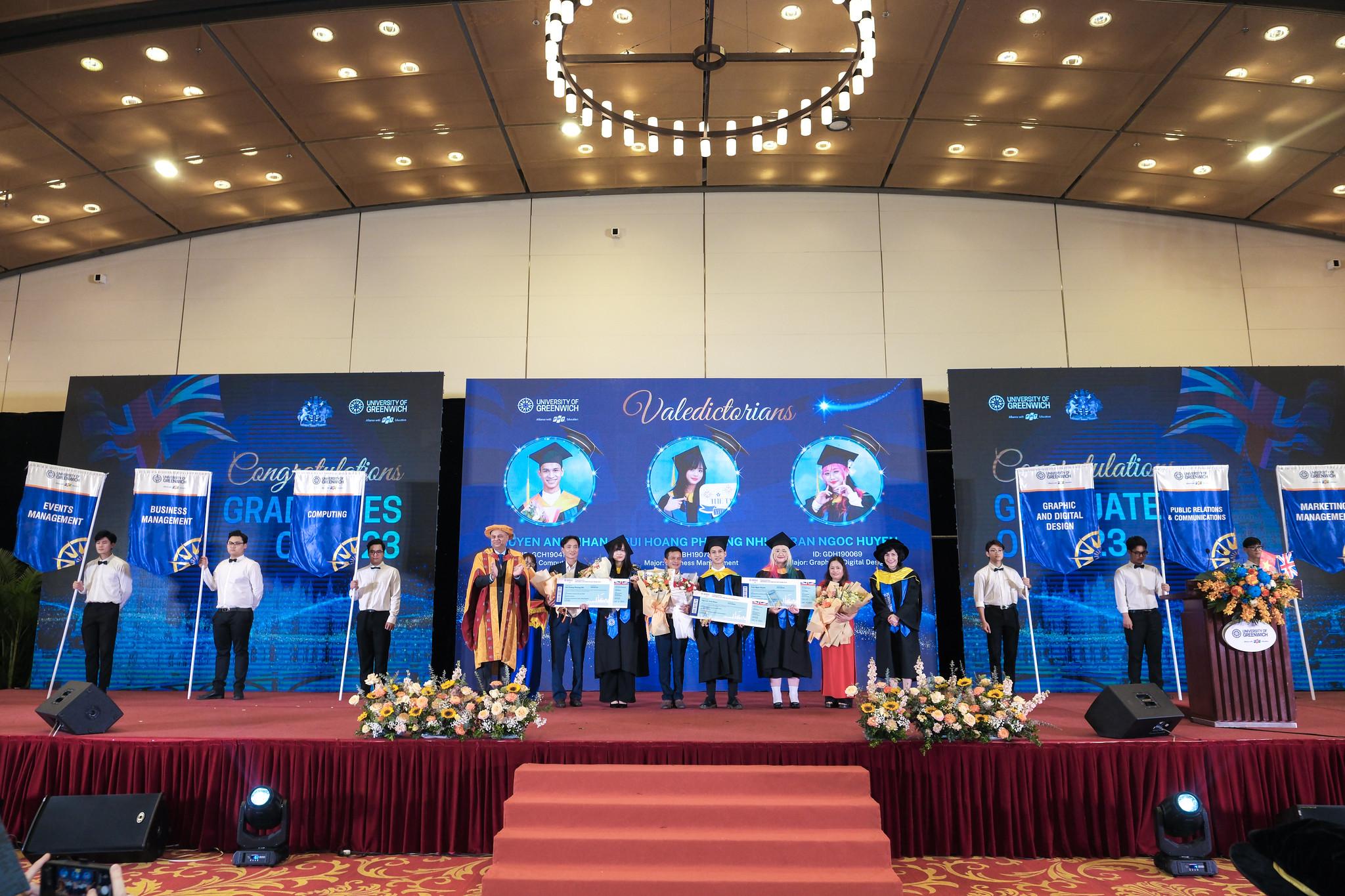 TS Raj Dass và TS. Elena Papadaki - đại diện Đại học Greenwich, Anh Quốc trao vé máy bay tham dự Lễ Tốt nghiệp tại London cho 3 thủ khoa cơ sở Hà Nội