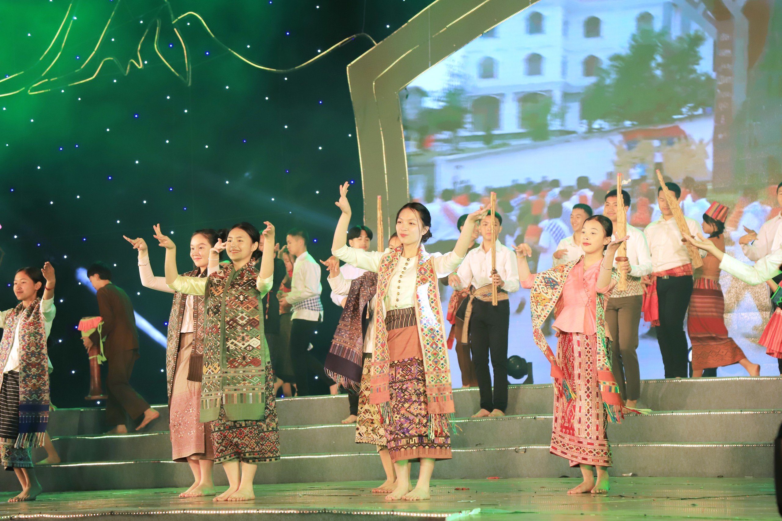 Tưng bừng khai mạc Ngày hội du lịch văn hóa Sơn La – Hủa Phăn