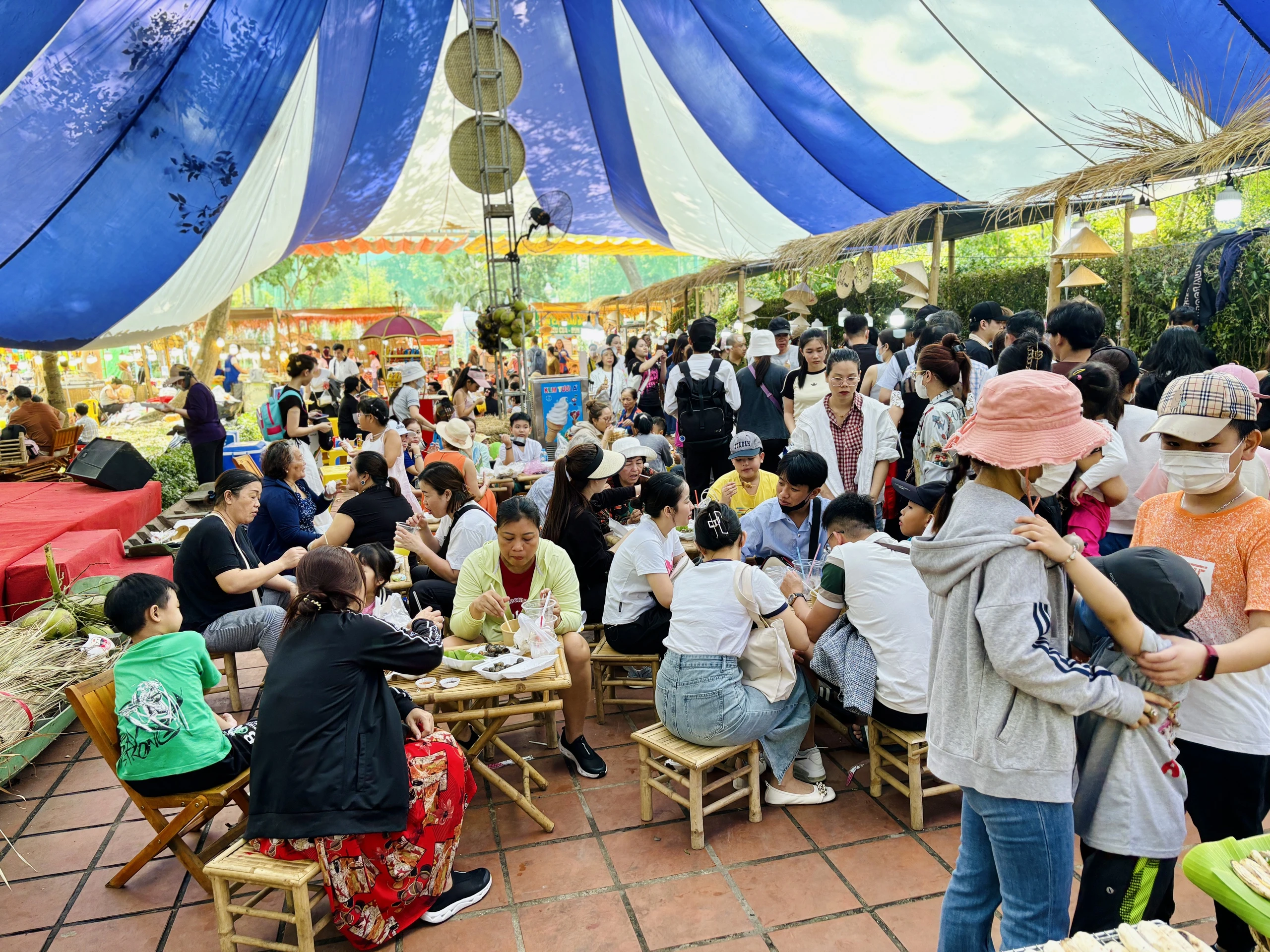 Chật kín người ở lễ hội ẩm thực mừng sinh nhật Thảo Cầm Viên 160 tuổi