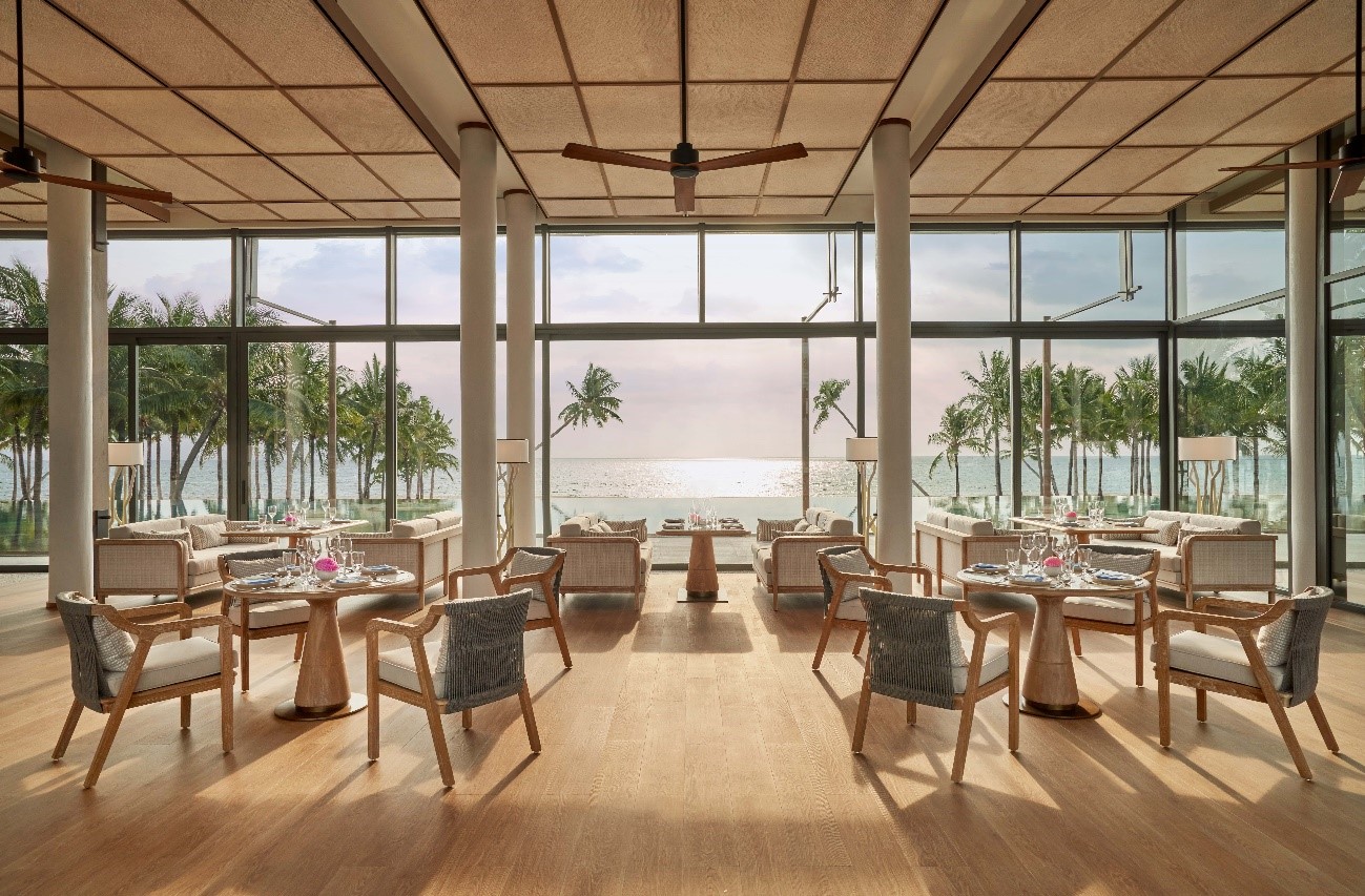 Nhà hàng Ocean Club với tầm nhìn về phía bờ biển, nơi du khách tận hưởng ẩm thực tinh tế và vẻ đẹp động lòng người của đảo ngọc