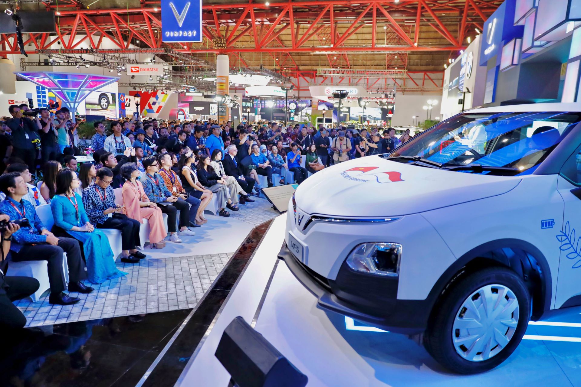 VinFast mang mẫu SUV điện tay lái nghịch đầu tiên tới Indonesia - Ảnh 2.