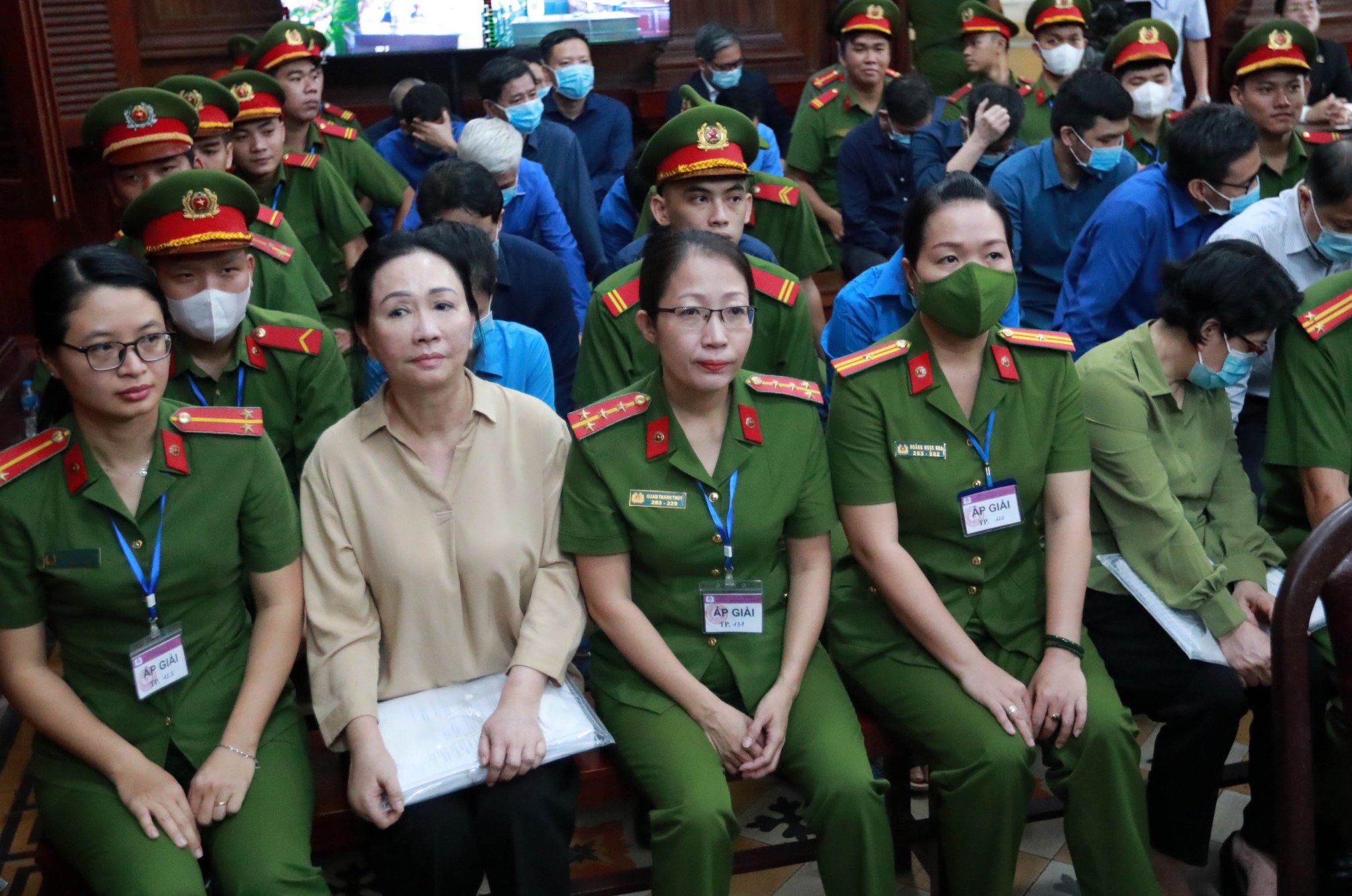 Ai không nhận quà trong vụ án Trương Mỹ Lan để bỏ qua sai phạm?- Ảnh 1. Ai không nhận quà trong vụ án Trương Mỹ Lan để bỏ qua sai phạm?- Ảnh 1.