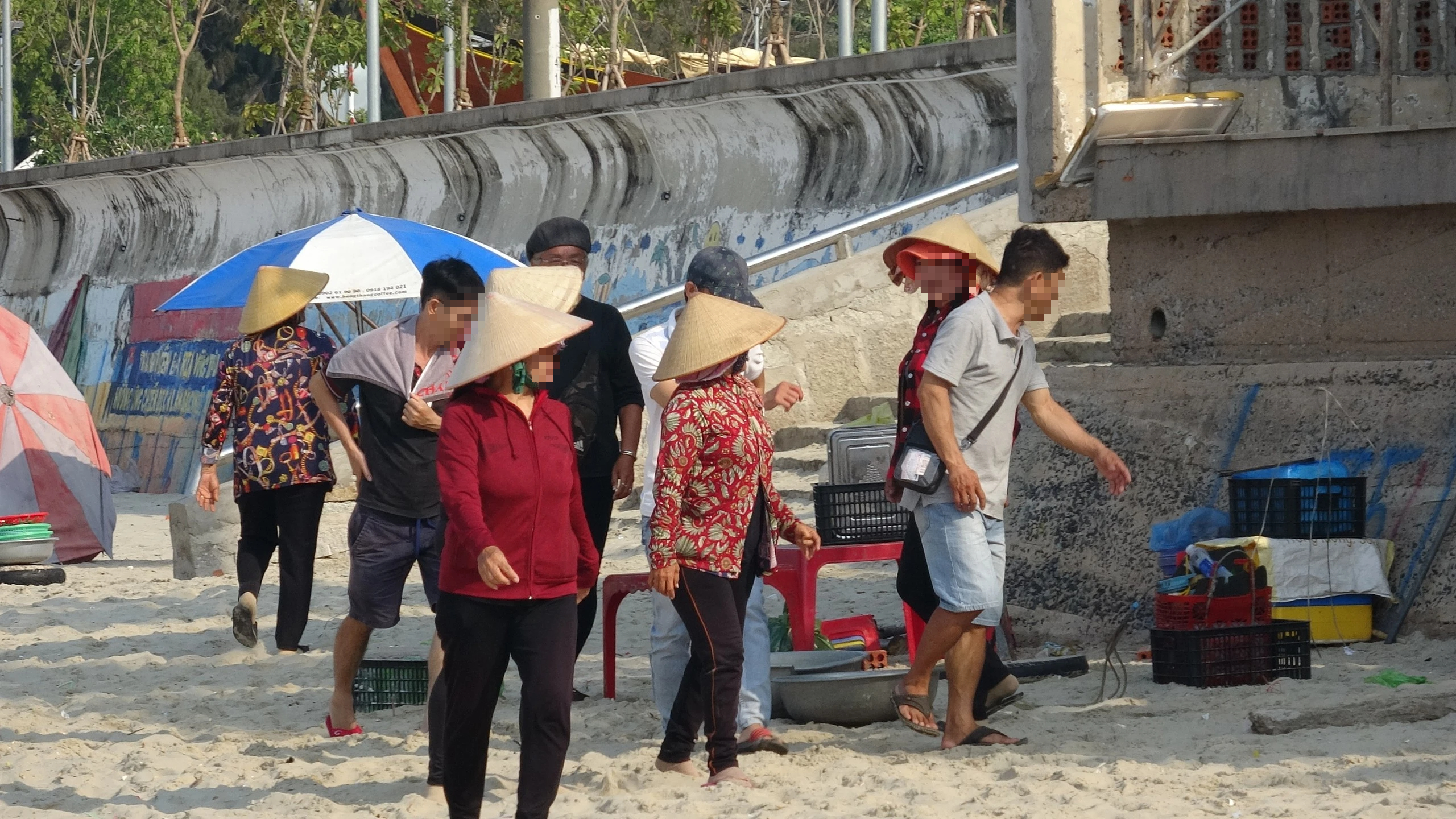 Bán hàng rong, 'cân điêu' hải sản, chèo kéo du khách ở Dinh Cô Long Hải- Ảnh 1. Bán hàng rong, 'cân điêu' hải sản, chèo kéo du khách ở Dinh Cô Long Hải- Ảnh 1.