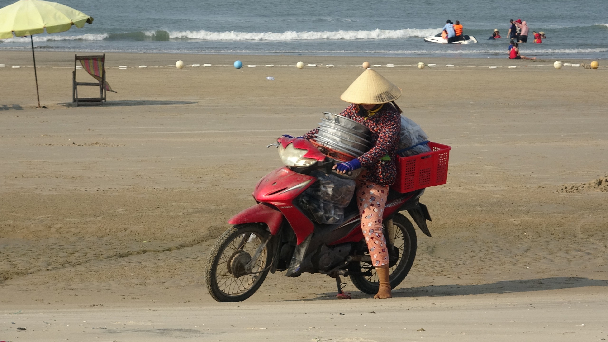 Bán hàng rong, 'cân điêu' hải sản, chèo kéo du khách ở Dinh Cô Long Hải- Ảnh 3. Bán hàng rong, 'cân điêu' hải sản, chèo kéo du khách ở Dinh Cô Long Hải- Ảnh 3.