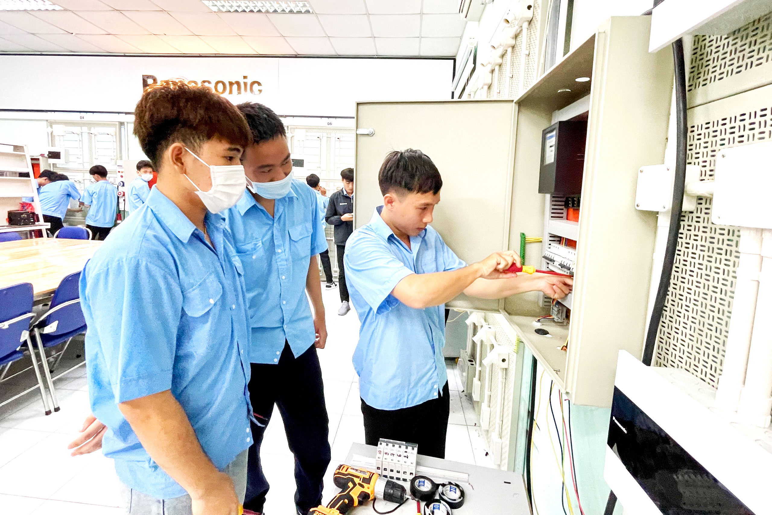 Bất hợp lý danh hiệu 'cử nhân, kỹ sư thực hành'- Ảnh 1. Bất hợp lý danh hiệu 'cử nhân, kỹ sư thực hành'- Ảnh 1.