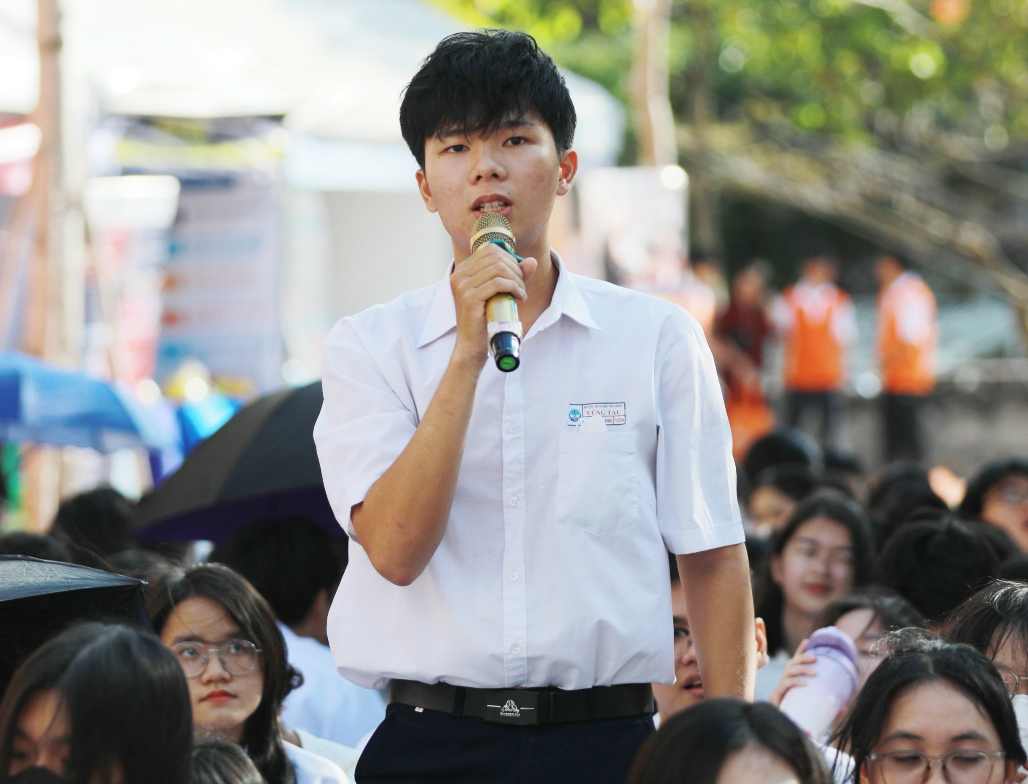 Chưa đủ tuổi mổ mắt cận có được sơ tuyển vào trường quân đội?- Ảnh 1. Chưa đủ tuổi mổ mắt cận có được sơ tuyển vào trường quân đội?- Ảnh 1.