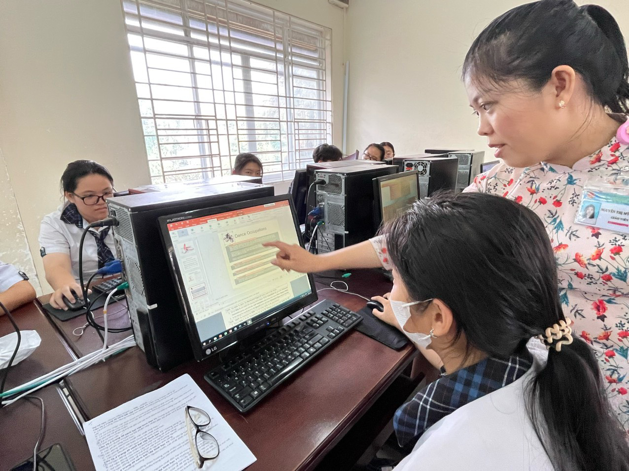 Đề thi tốt nghiệp vận dụng thực tiễn: Học sinh ôn tập ra sao? - Ảnh 1. Đề thi tốt nghiệp vận dụng thực tiễn: Học sinh ôn tập ra sao? - Ảnh 1.