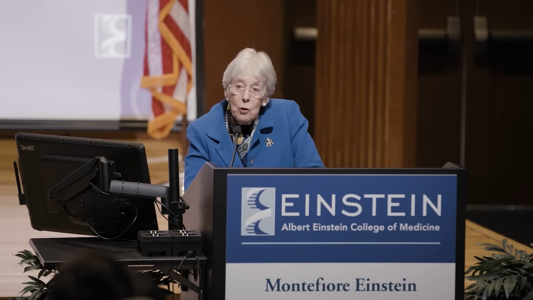 Giáo sư Mỹ tặng trường 1 tỉ USD để sinh viên y khoa đi học miễn phí- Ảnh 1. Giáo sư Mỹ tặng trường 1 tỉ USD để sinh viên y khoa đi học miễn phí- Ảnh 1.