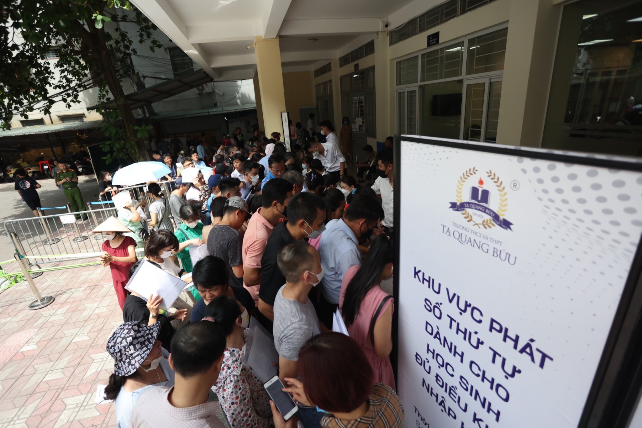 Hà Nội yêu cầu chấm dứt cảnh xếp hàng, chen lấn trong tuyển sinh đầu cấp- Ảnh 1. Hà Nội yêu cầu chấm dứt cảnh xếp hàng, chen lấn trong tuyển sinh đầu cấp- Ảnh 1.