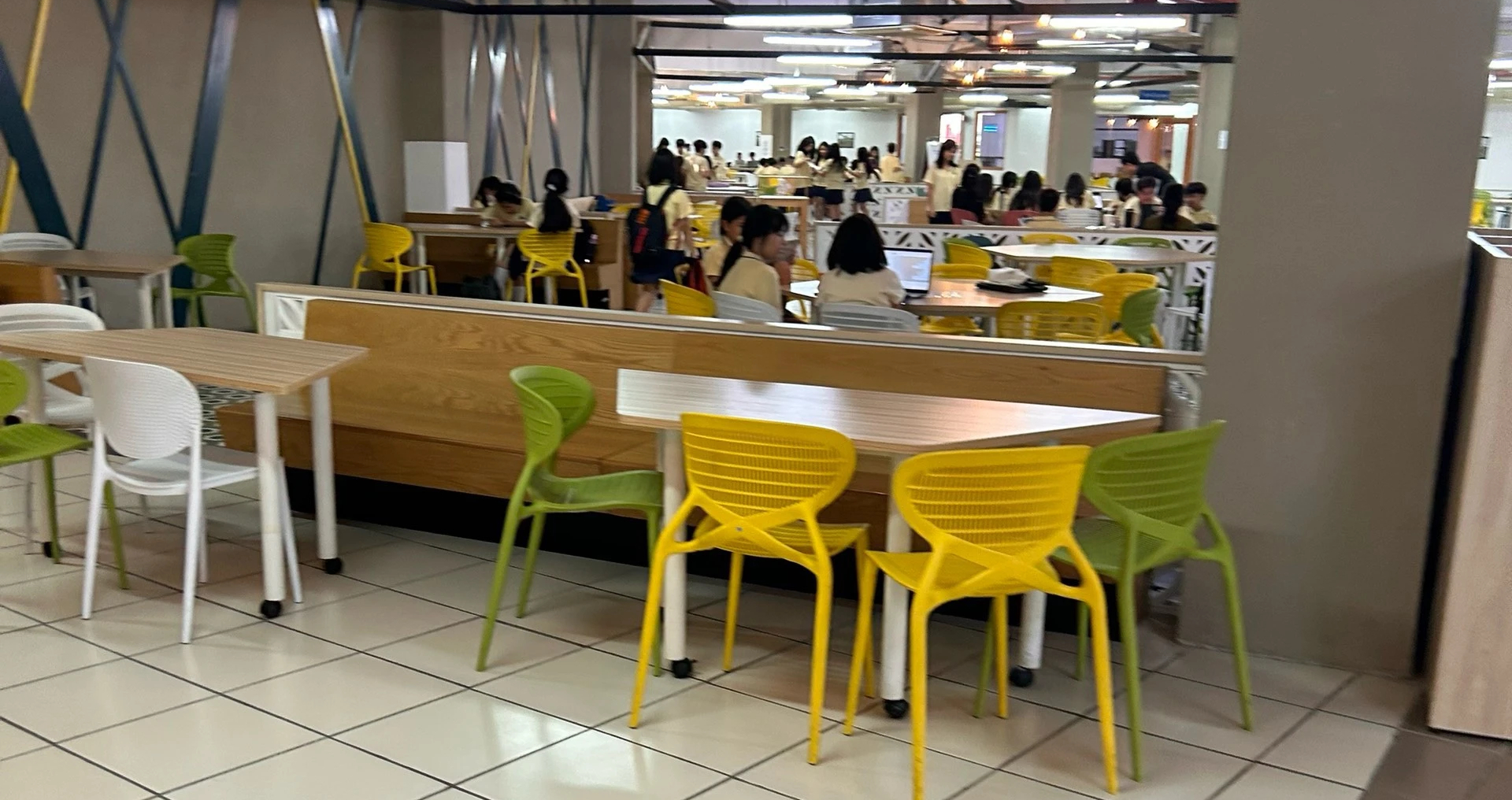 Học sinh Trường quốc tế AISVN phải ở căn tin tự học vì không có giáo viên- Ảnh 3.