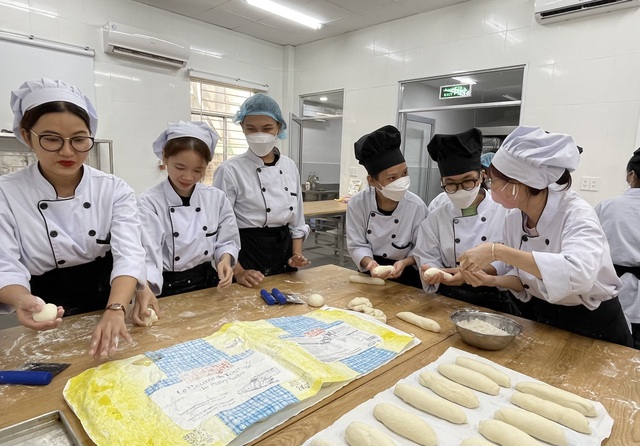 Nên làm hướng dẫn viên thu nhập 60 USD/ngày hay đầu bếp lương 15-40 triệu đồng/tháng?- Ảnh 2. Nên làm hướng dẫn viên thu nhập 60 USD/ngày hay đầu bếp lương 15-40 triệu đồng/tháng?- Ảnh 2.