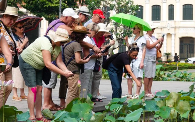 Nên làm hướng dẫn viên thu nhập 60 USD/ngày hay đầu bếp lương 15-40 triệu đồng/tháng?- Ảnh 1. Nên làm hướng dẫn viên thu nhập 60 USD/ngày hay đầu bếp lương 15-40 triệu đồng/tháng?- Ảnh 1.