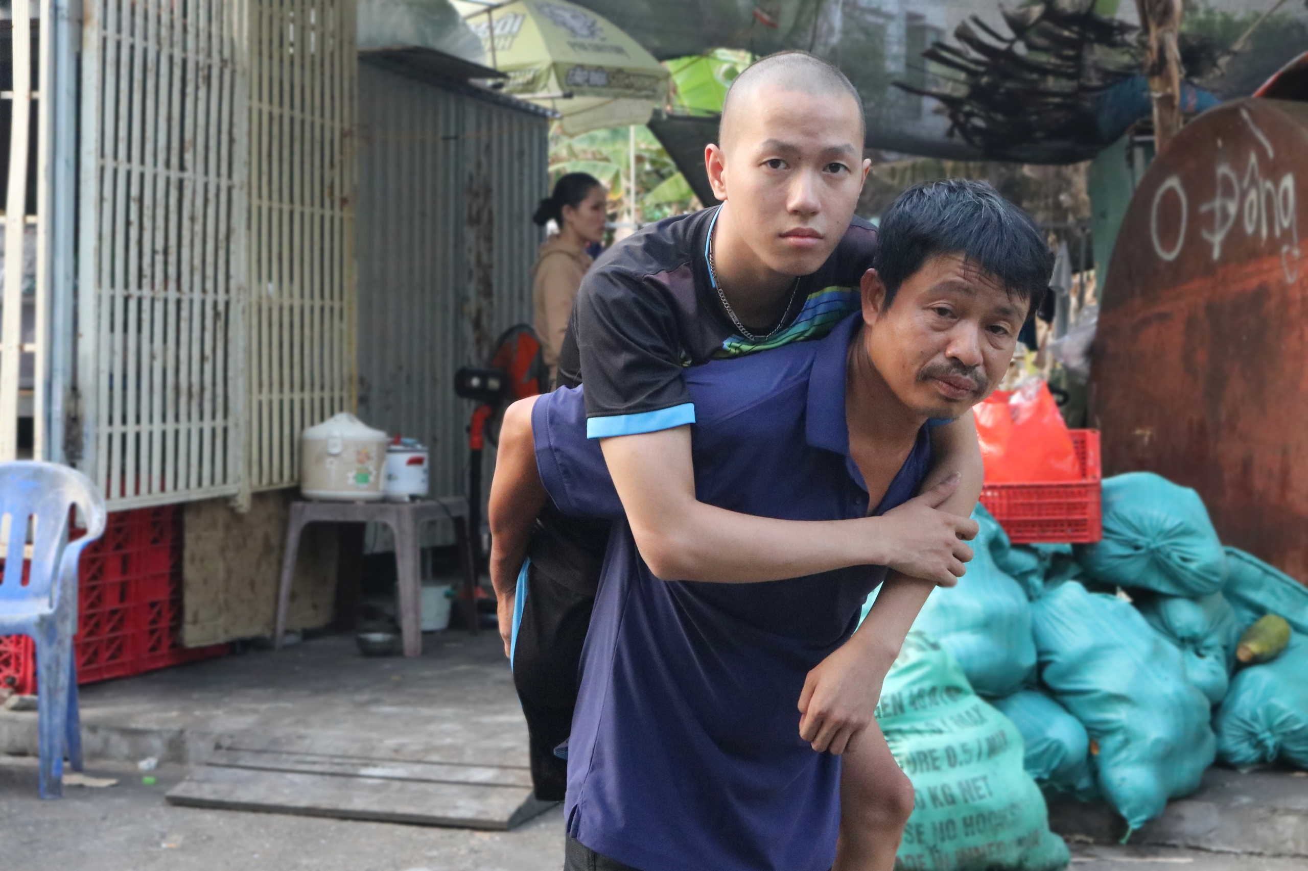 Người thợ mộc hơn 500 ngày chăm con trai ung thư xương: 'Tôi lún nợ rồi'- Ảnh 1.