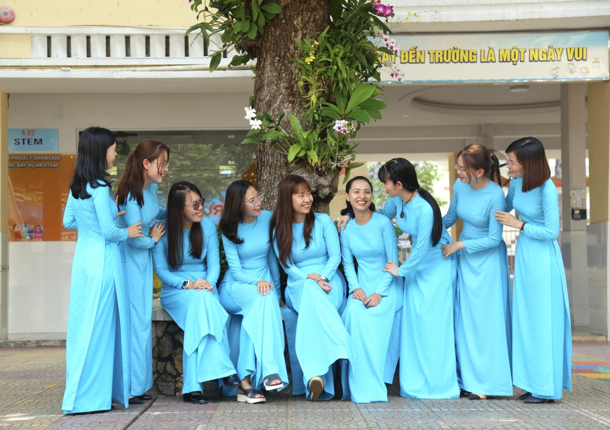 Sáng 8.3, mẹ đưa con đến cổng trường thì nhận điều bất ngờ- Ảnh 9. Sáng 8.3, mẹ đưa con đến cổng trường thì nhận điều bất ngờ- Ảnh 9.