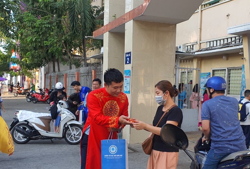 Sáng 8.3, mẹ đưa con đến cổng trường thì nhận điều bất ngờ- Ảnh 1. Sáng 8.3, mẹ đưa con đến cổng trường thì nhận điều bất ngờ- Ảnh 1.