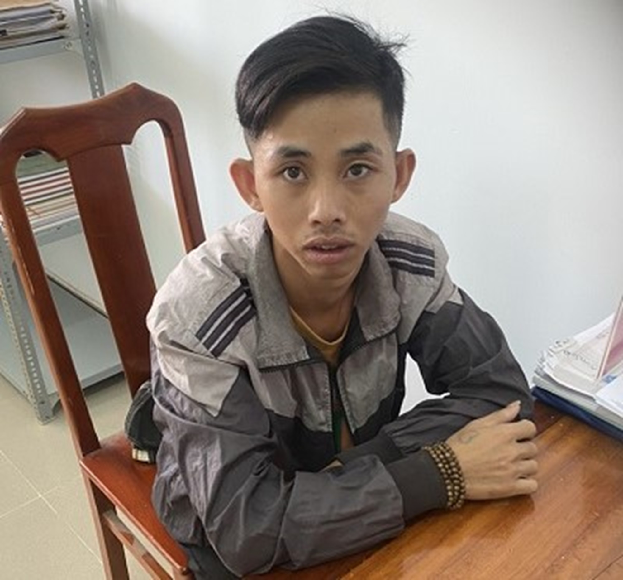 Tạm giữ nghi phạm giao cấu với bé gái 14 tuổi quen biết qua mạng xã hội- Ảnh 1.
