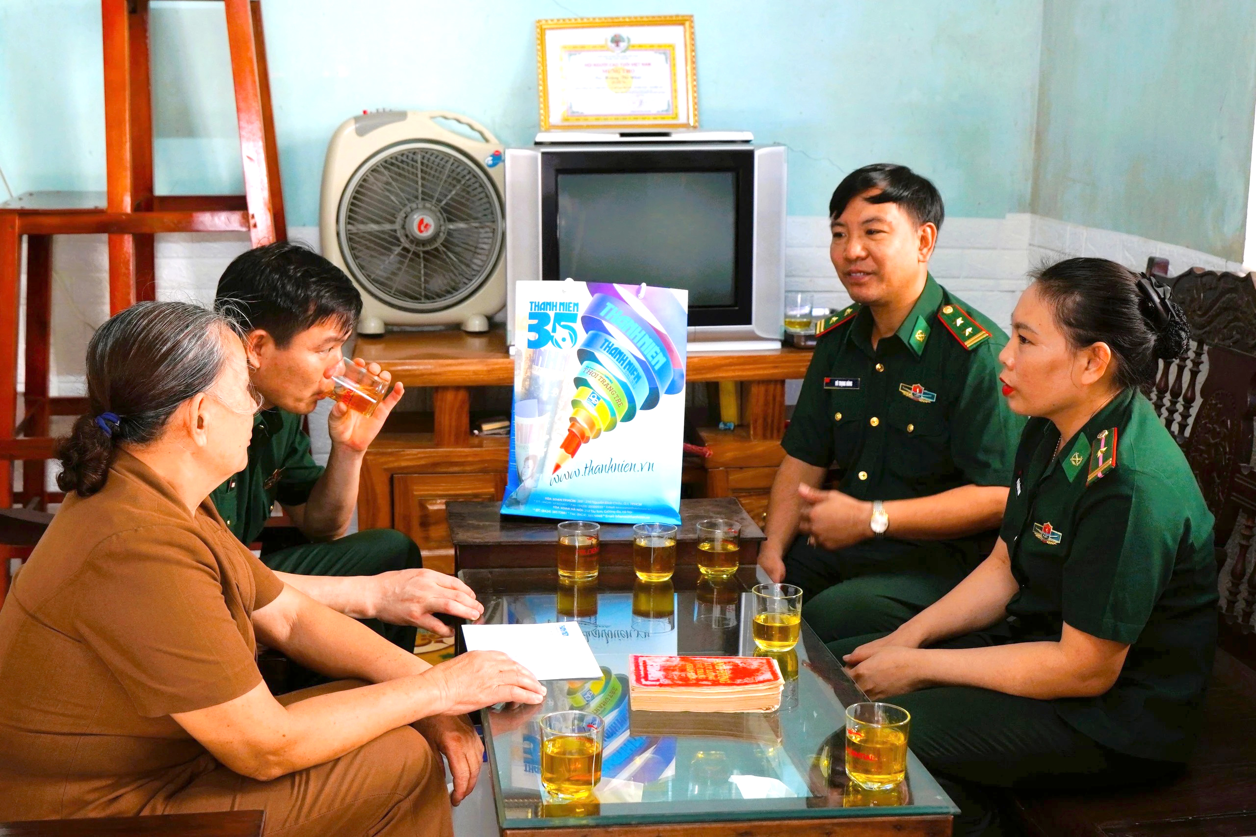 Theo bước chân cha: Con gái xuống biển, con trai lên rừng- Ảnh 1. Theo bước chân cha: Con gái xuống biển, con trai lên rừng- Ảnh 1.