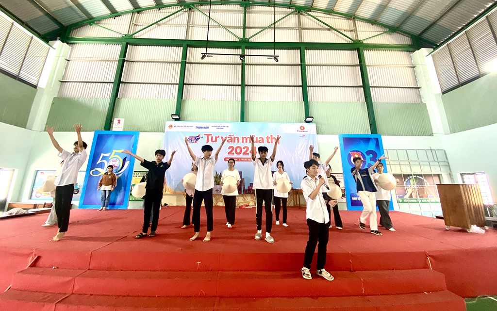 Tư vấn mùa thi 2024: Hàng ngàn học sinh Bình Định chờ đón Tư vấn mùa thi- Ảnh 1. Tư vấn mùa thi 2024: Hàng ngàn học sinh Bình Định chờ đón Tư vấn mùa thi- Ảnh 1.