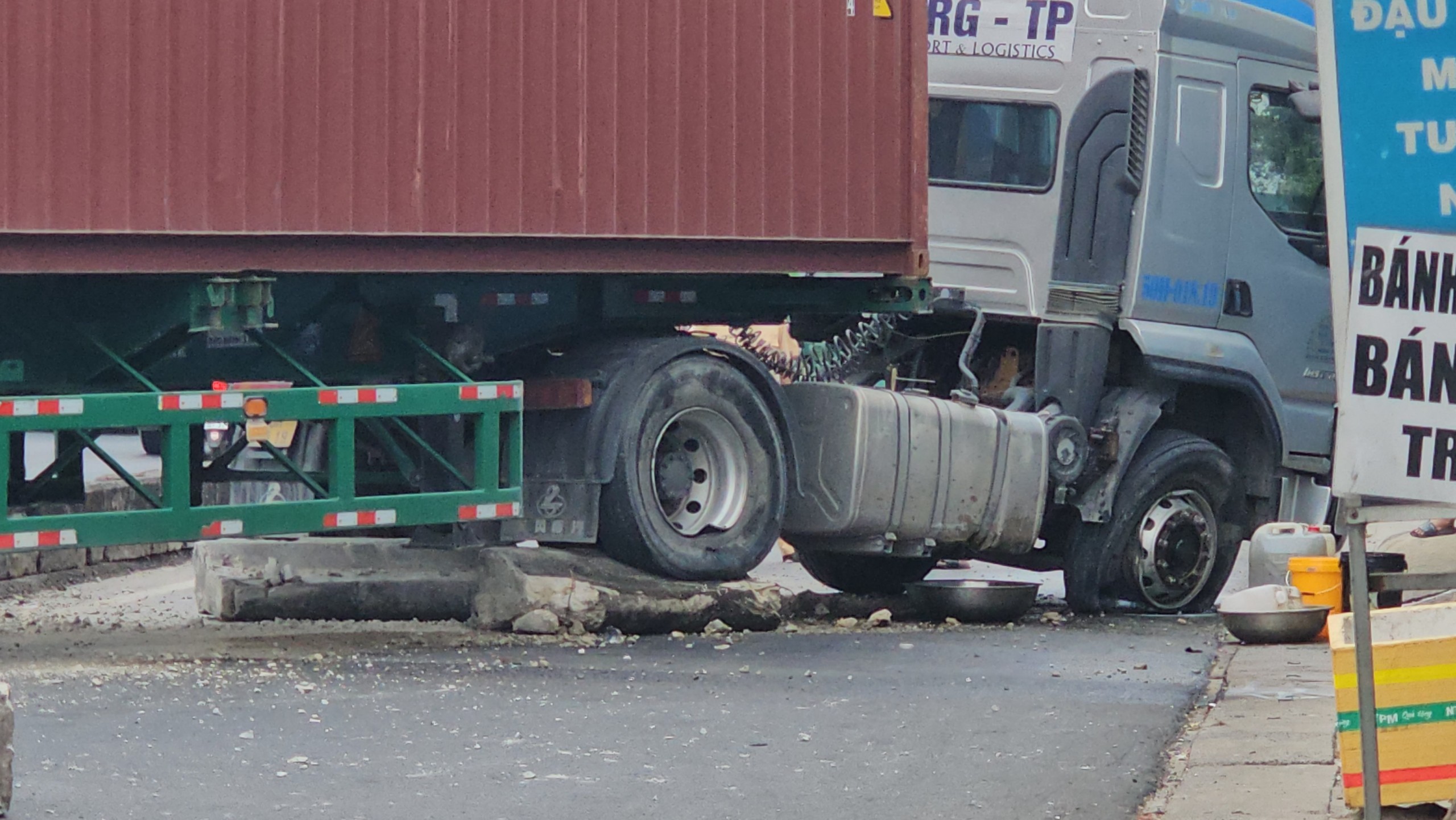 Xe container tông dải phân cách gây kẹt xe kéo dài- Ảnh 2.