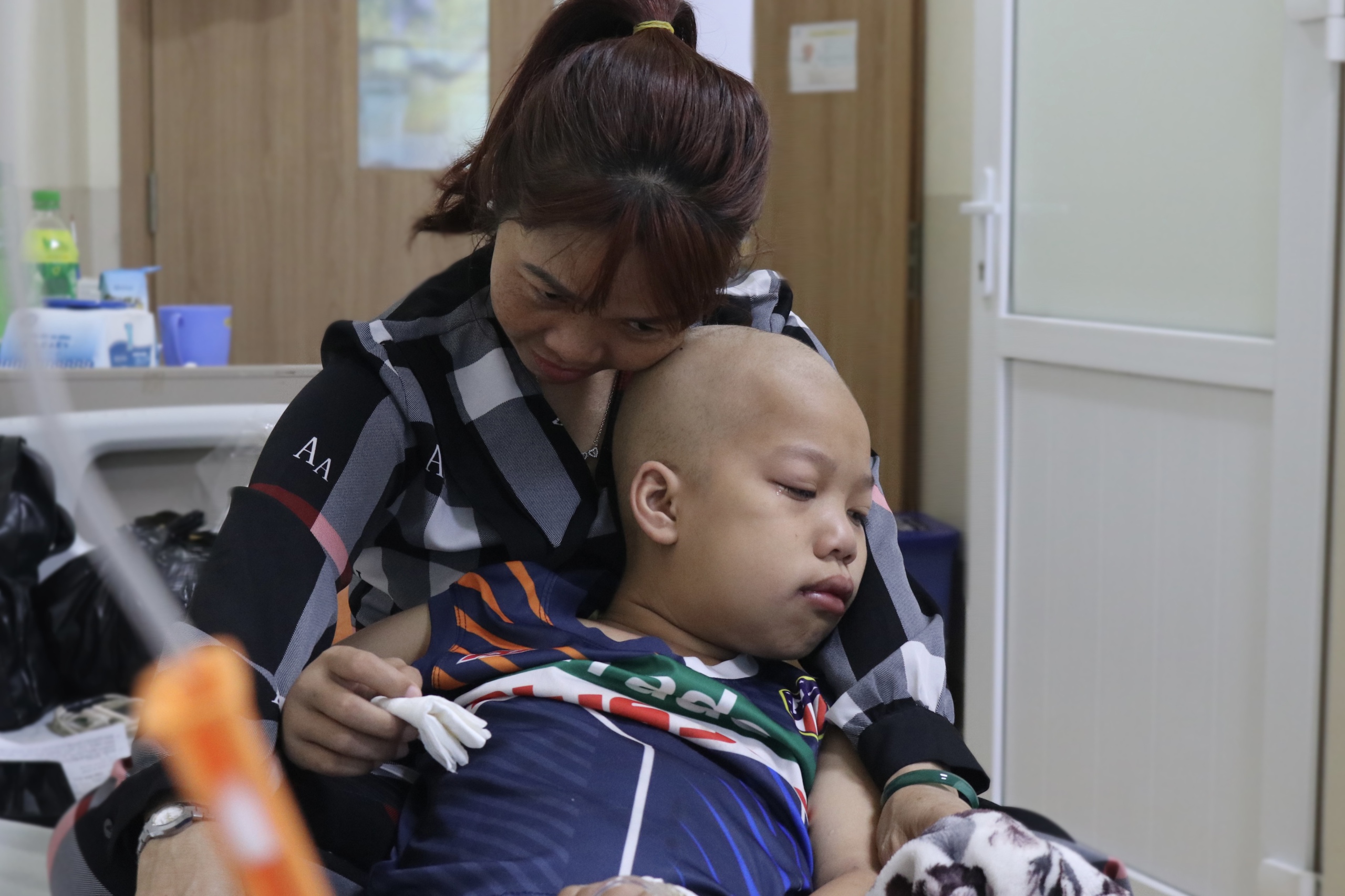 ‘Con muốn sống’: Người mẹ đơn thân khắc khổ mong gánh được bệnh cho con- Ảnh 1. ‘Con muốn sống’: Người mẹ đơn thân khắc khổ mong gánh được bệnh cho con- Ảnh 1.