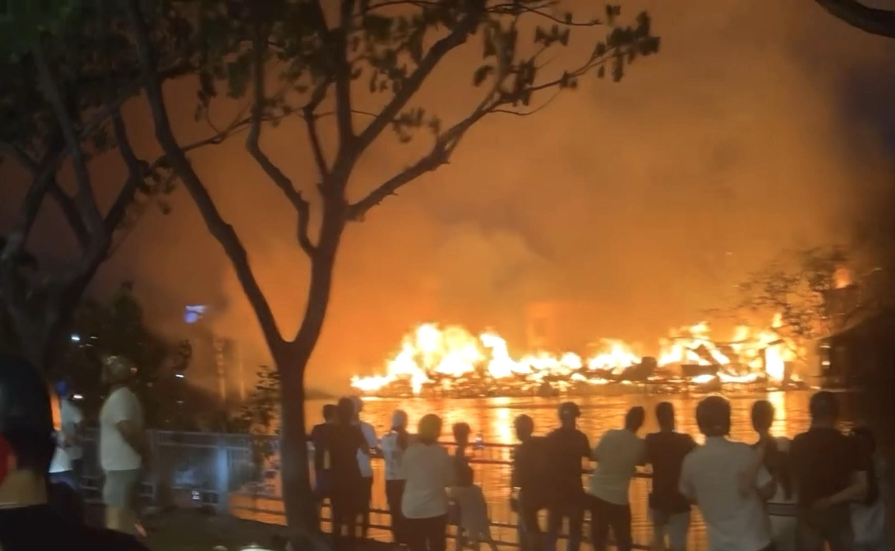 Cháy dãy nhà ven kênh Tàu Hũ ở TP.HCM- Ảnh 4.